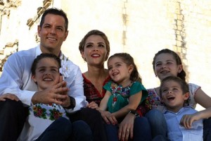Ivette, Alejandro Murat y su familia, desean a oaxaqueños una Feliz Navidad