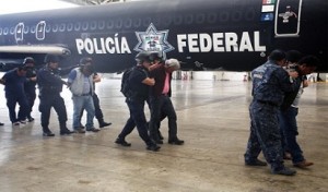 Trasladan a maestros a penal de Miahuatlán