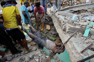 233 muertos por terremoto en Ecuador 1