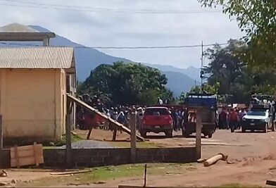 Comunidad, sitiada por grupo armado