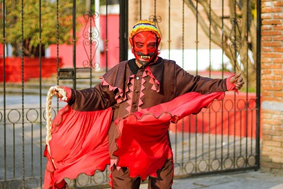 Los diablos de la Raya: tradición e identidad colectiva Los diablos de la Raya: tradición e identidad colectiva