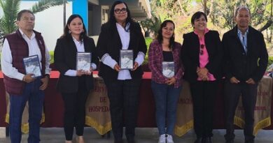 En CETIS, homenaje al periodista y poeta Wilfrido López Torres