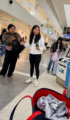 Diputada criticada por viaje se escuda en migrantes