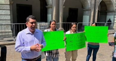 Emiten aprehensión contra profesor por abuso sexual