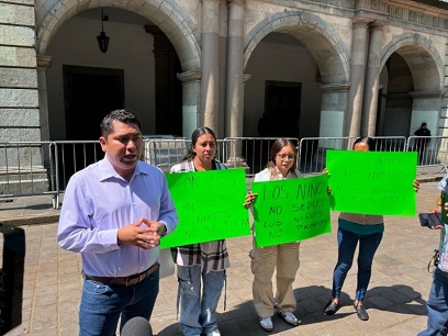 Emiten aprehensión contra profesor por abuso sexual