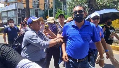 Profesores vuelven a agredir a reporteros