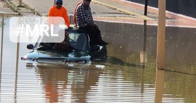 Rescatan a viajeros atrapados en zona inundada