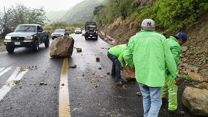 Atienden afectaciones por lluvias en Salina Cruz y Juquila