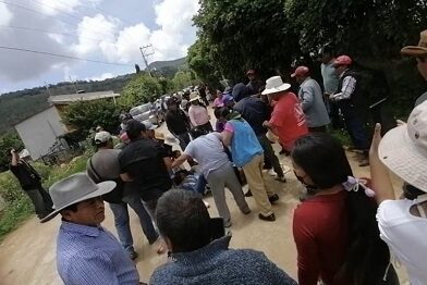 Denuncian a edil por agredir a mujeres