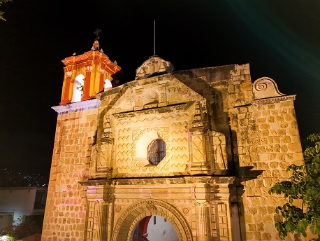 Templo del mágico Jalatlaco, con iluminación de última generación Templo del mágico Jalatlaco, con iluminación de última generación