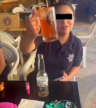 Policía se exhibe libando con todo y uniforme