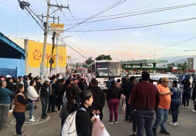 Conflicto interno en escuela lo llevan a las calles Conflicto interno en escuela lo llevan a las calles