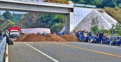 El gobierno incumple y ellos bloquean autopista El gobierno incumple y ellos bloquean autopista