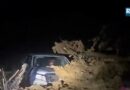 Desgajamiento de cerro arrastra camioneta de profesores de la 22