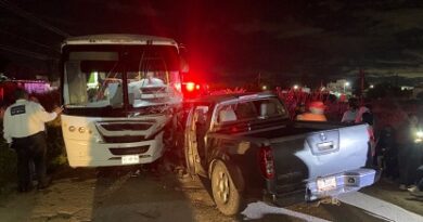 Mortal encontronazo entre camioneta y autobús Mortal encontronazo entre camioneta y autobús