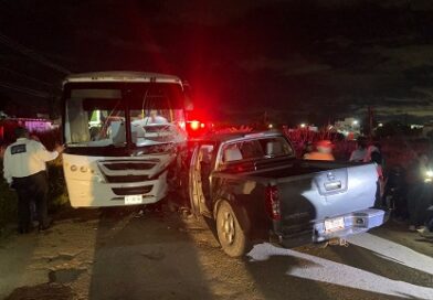 Mortal encontronazo entre camioneta y autobús Mortal encontronazo entre camioneta y autobús