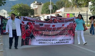 Personal del IMSS Oaxaca exige aumento salarial de 10%